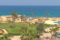 يوجد شاطئ رملي