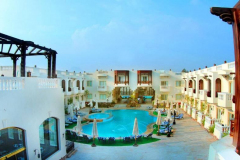 حمام-السباحة-نهاراً