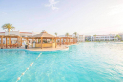 بار-على-حمام-السباحة-الفسيح